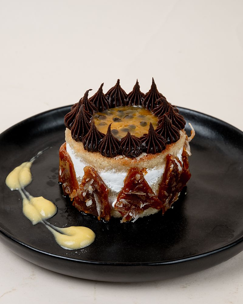 Postre Dulce Secreto de la Abuela servido en plato negro
